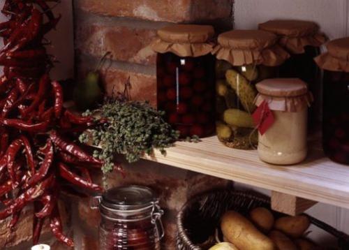 3 неожиданных места в квартире для хранения консервации. Если балкона мало или его нет