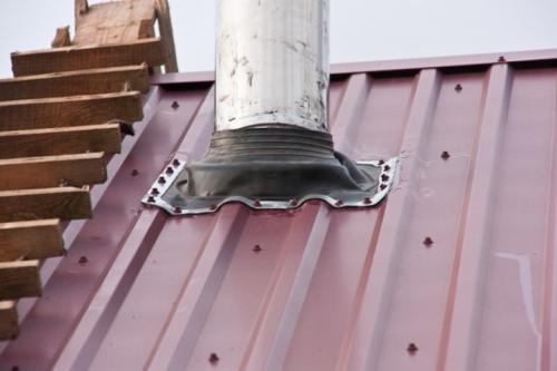 Как установить и закрепить дымоход на крыше своими руками. Металлические патрубки для жесткой фиксации 06