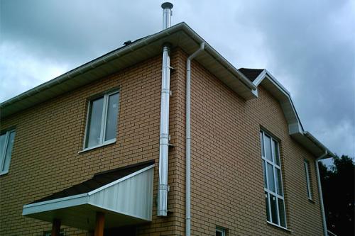 Растяжка дымохода на крыше. Выбор хомутов для установки дымохода