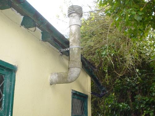 Как закрепить асбестовую трубу на крыше. Способы фиксации асбоцементного дымохода