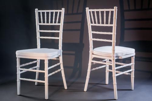 Белые стулья для кухни современный дизайн. Белые стулья – 100 фото лучших современных моделей и особенности их применения в интерьере