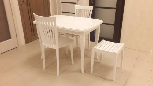 Белые стулья для кухни современный дизайн. Белые стулья – 100 фото лучших современных моделей и особенности их применения в интерьере