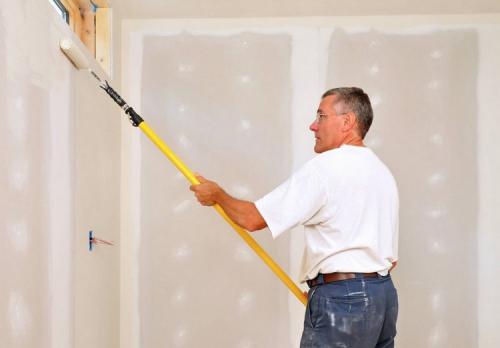 Чем грунтовать известковую штукатурку. Грунтовка стены после штукатурки перед шпаклевкой – зачем нужна, советы и рекомендации по применению