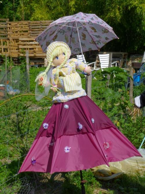 Можно ли использовать картинки пугало огородного для защиты других растений. Пугало в сад — необходимая защита от птиц или необычный декор на загородном участке (фото + видео)