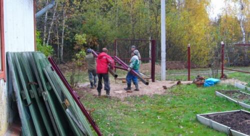 Как обшить ворота гаража профнастилом. Особенности конструкции ворот, обшиваемых листами тонкого металла 04