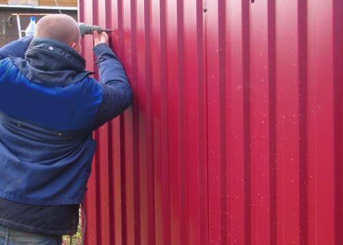 Как обшить ворота гаража профнастилом. Особенности конструкции ворот, обшиваемых листами тонкого металла 07