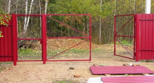 Как обшить ворота гаража профнастилом. Особенности конструкции ворот, обшиваемых листами тонкого металла 06