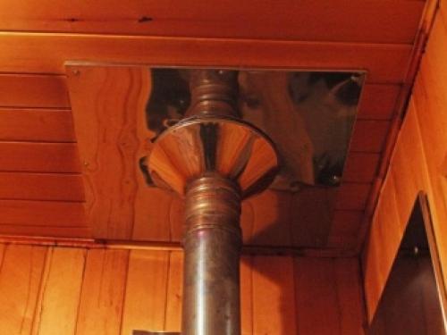 Проход трубы через потолок в бане 3 вида дымоходов. О расстояниях до горючих конструкций 01