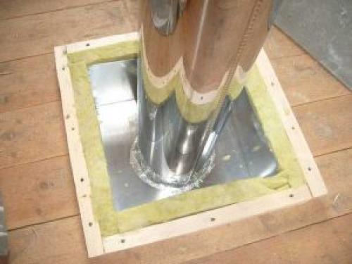 Труба в бане через потолок. О расстояниях до горючих конструкций