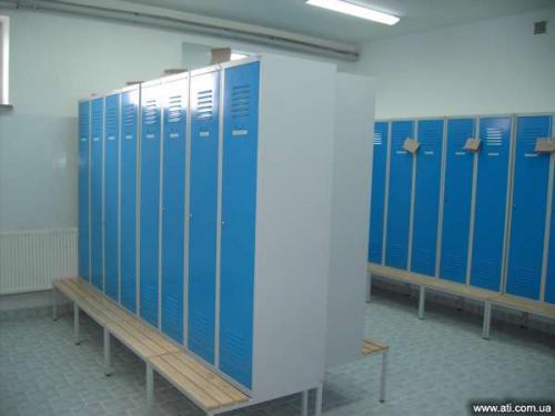 Двухуровневые шкафчики в раздевалку. Преимущества и недостатки