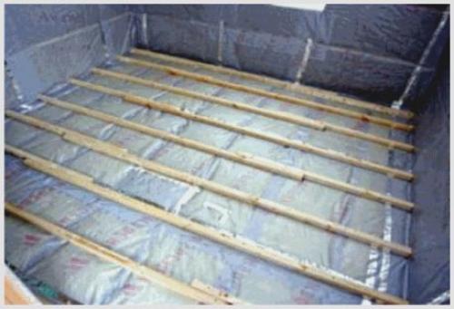 Пароизоляция для пола В деревянном доме Изоспан.  Кладка пароизоляции на пол 01