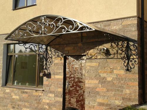 Какие факторы следует учитывать при выборе крыльца с навесом