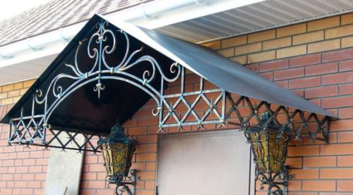 Какие факторы следует учитывать при выборе крыльца с навесом