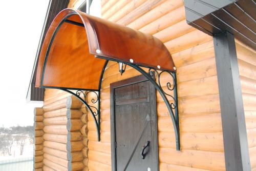 Какие факторы следует учитывать при выборе крыльца с навесом