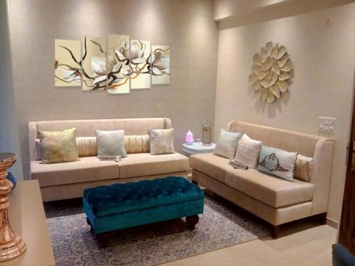 Как расположить картины в гостинной. Картины для гостиной — 130 фото современных идей по сочетанию и оформлению в интерьере