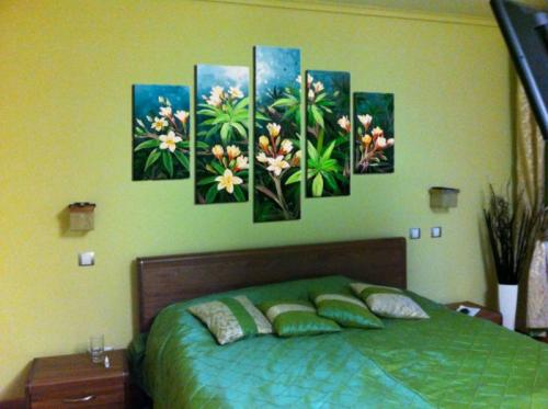 Как развесить картины на стене красиво. Основные способы крепления картин 10