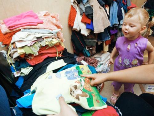 Куда сдать вещи для малоимущих. Куда отдать старые вещи бесплатно