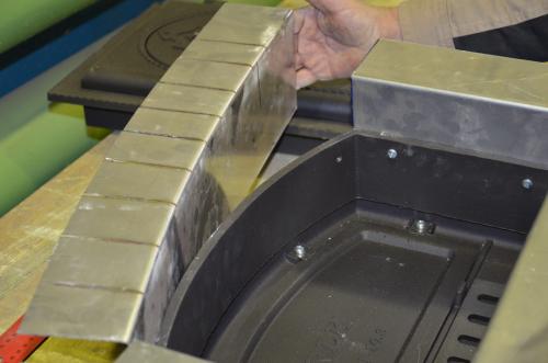 Как сделать дверцу для печи из трубы. Как установить топочную дверцу. Монтаж на короб из нержавеющей стали