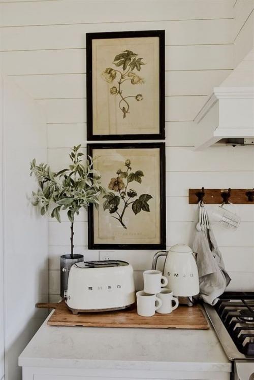 Как украсить стены постерами. Варианты оформления постерами 06