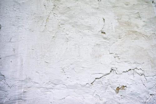 Можно ли шпаклевать не высохшую штукатурку. Чем грозит отделка стен с непросохшей штукатуркой