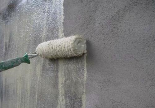 Через сколько можно шпаклевать после штукатурки. Грунтовка стены после штукатурки перед шпаклевкой – зачем нужна, советы и рекомендации по применению