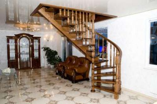 Полувинтовая лестница своими руками. Полувинтовая лестница: необходимые замеры и процесс строительства