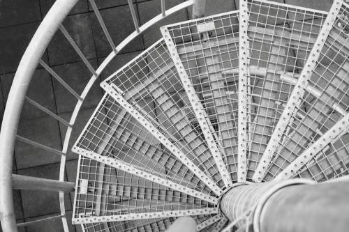 Винтовые лестницы с чертежами. Лестница винтовая на второй этаж, преимущества конструкции 10 Винтовые лестницы с чертежами. Лестница винтовая на второй этаж, преимущества конструкции 10