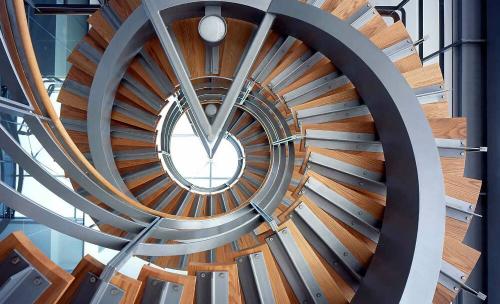 Лестница спиральная. Спиральные лестницы и винтовые, в чем разница?