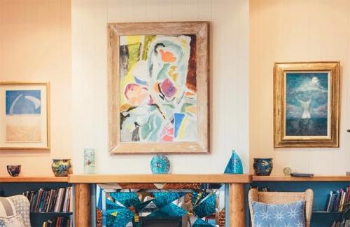 Как красиво разместить картины в гостиной: советы и идеи 21