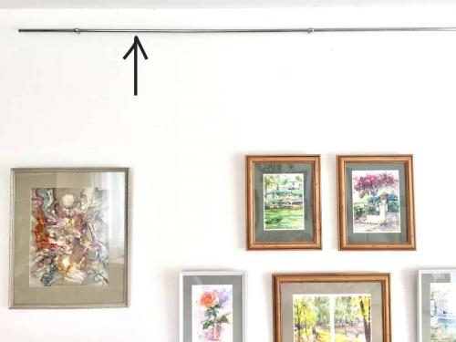 Как красиво разместить картины в гостиной: советы и идеи 18