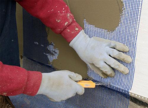 Какие особенности имеют сетки для затирки шпаклевки из металла. Какими бывают виды армирующей сетки