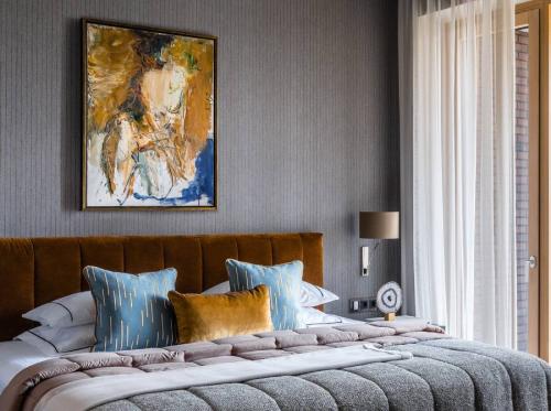 Как красиво оформить гостиную картинами: 5 простых правил 16