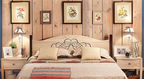 Как расположить несколько картин на стене, чтобы они выглядели гармонично. Гармоничное расположение картин по высоте Даже у хаоса есть своя определенная стройность. Поэтому, даже если вы не планируете сделать из помещения картинную галерею, все же стоит подчинить композицию определенным правилам. Предлагаем вам несколько вариантов размещения картин в зависимости от выбранного ориентира.