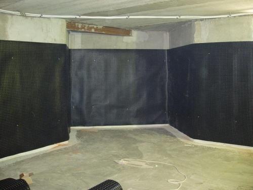 Полное руководство: Как эффективно избавиться от воды в подвале частного дома 03