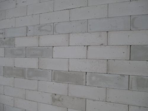 Грунтовка пеноблока перед штукатуркой. Особенности нанесения грунта на газобетон перед внутренней и наружной отделкой