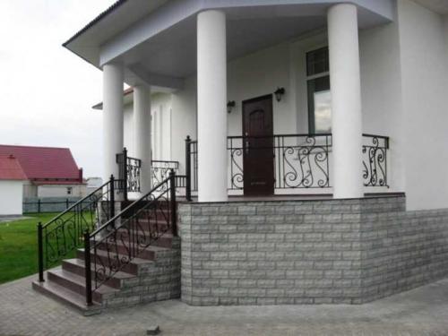 Как оформить крыльцо частного дома. Дизайн крыльца дома: идеи оформления и правильные варианты постройки крыльца для дома (видео + 115 фото)