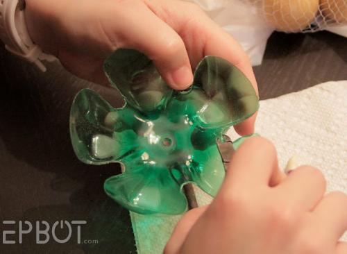 Этажерка из пластиковых бутылок.