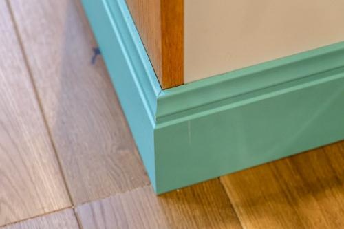 Какой цвет плинтуса лучше всего сочетается с разными оттенками напольных покрытий. Какого цвета подобрать плинтус