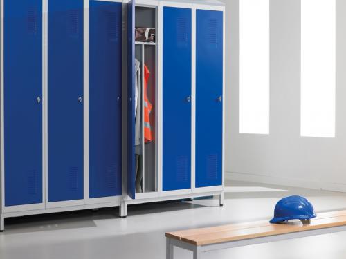 Шкафчики в раздевалку металлические. Преимущества и недостатки