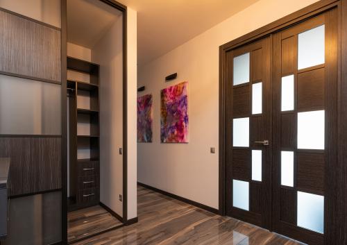 Как совместить плинтус с цветом стен и напольного покрытия. Как правильно подобрать плинтус к дверям и отделке комнаты