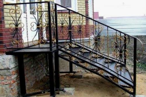 Проект крыльца из металла. Устройство крыльца из металла