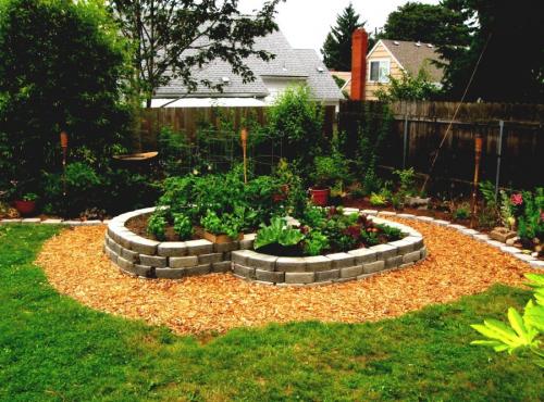 Ограждение для клумбы из камней. Что можно использовать для обустройства?