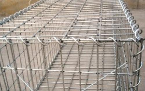 Как сделать ограждение для клумбы из камня. Как сделать клумбу из металлической сетки с камнями