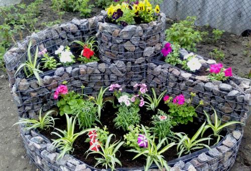 Ограждение для клумбы из камней. Что можно использовать для обустройства?