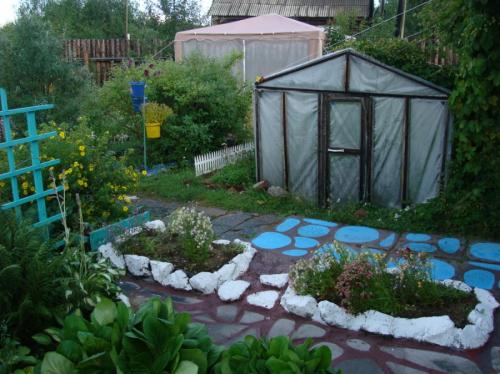 Ограждение для клумбы из камней. Что можно использовать для обустройства?