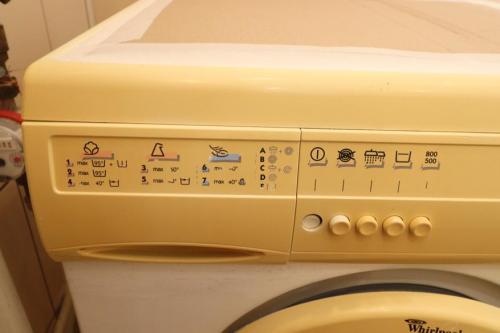 Как удалить желтые пятна с белого пластика. Как удалить желтизну пластика самому дома