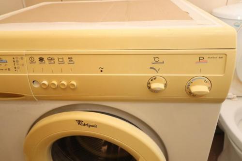 Как удалить желтые пятна с белого пластика. Как удалить желтизну пластика самому дома